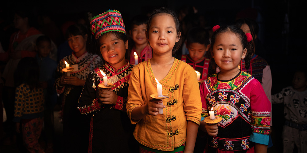 Meisjes uit Thailand met een kaars in de hand.