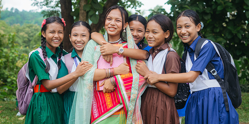 Mohana uit Bangladesh met meisjes uit het Compassion-project. 