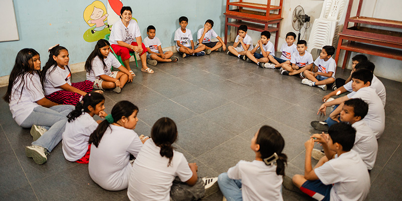 Op een project in Peru krijgen kinderen les over gezonde grenzen.