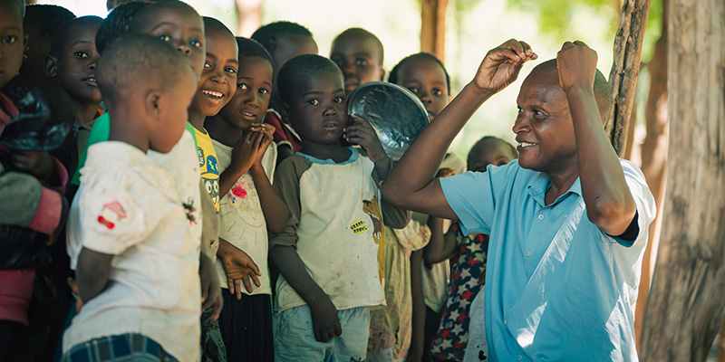 Pastor Fredson uit Malawi met kinderen uit de kerk.
