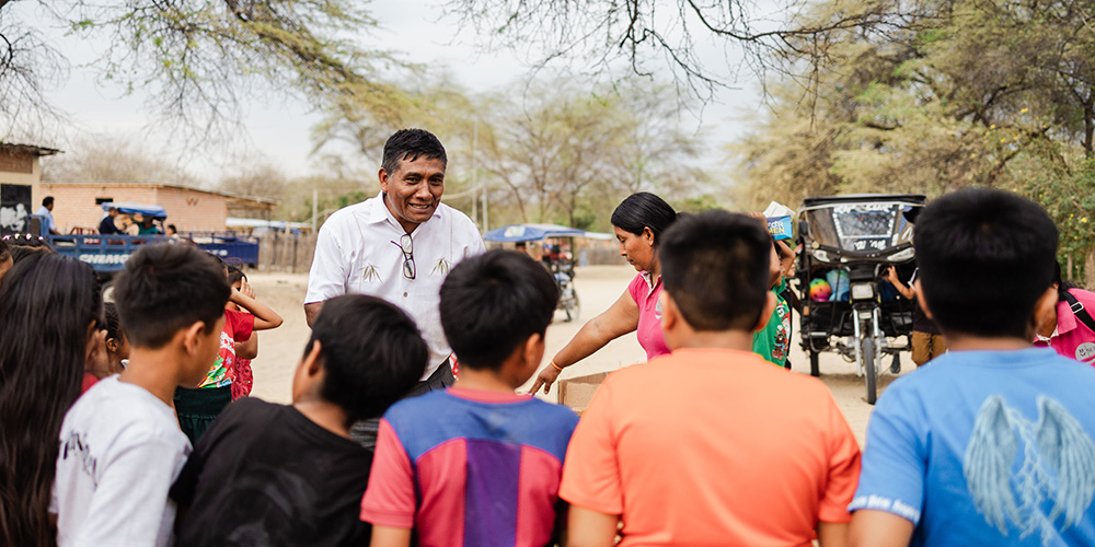Pastor Jaime uit Peru deelt cadeaus uit aan kinderen op het Compassion-project.
