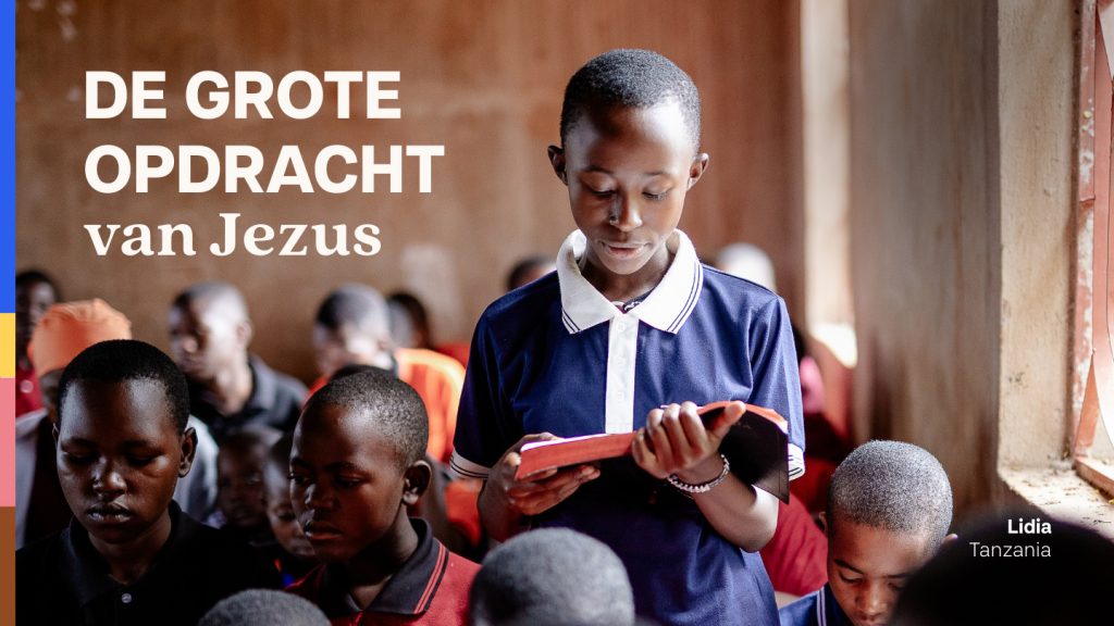 Lydia uit Tanzania staat in de klas en leest voor uit de bijbel.