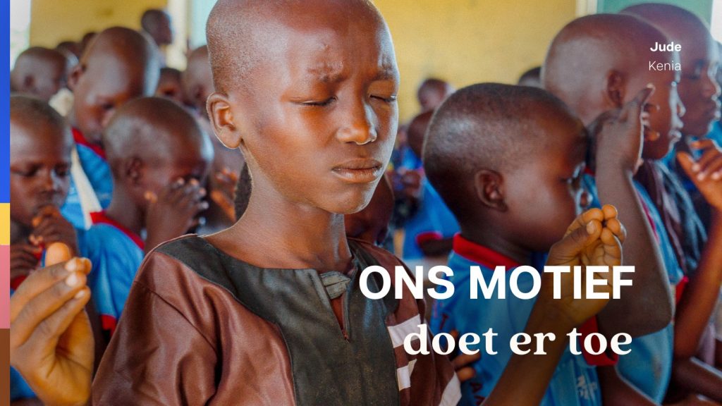 Kinderen uit Kenia staan te bidden.
