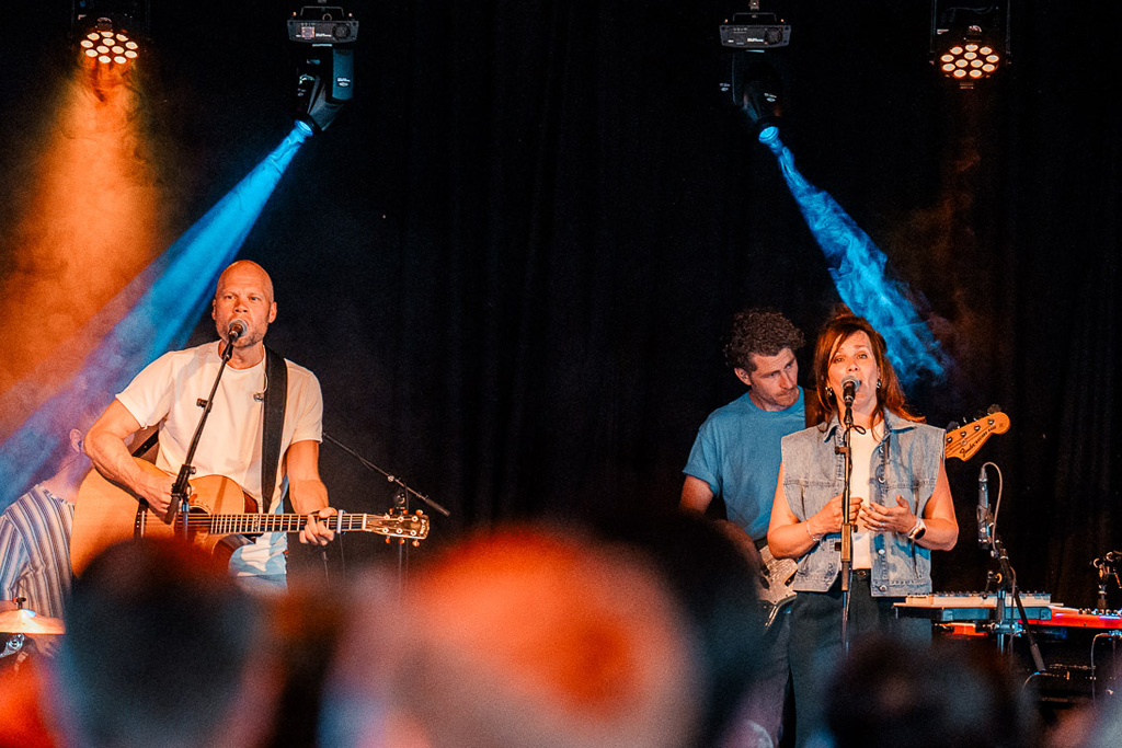 Freek en Liesbeth zingen op het podium tijdens Opwekking.