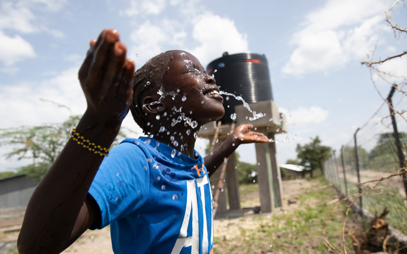Rehema uit Kenia gooit water in haar gezicht.