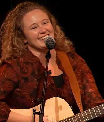 Soulartiest Regina Vandereijk zingt en speelt op haar gitaar.
