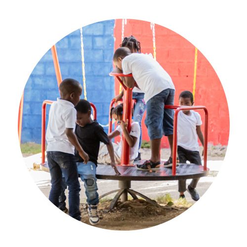 Kinderen in de Dominicaanse Republiek spelen op de nieuwe speeltoestellen bij het Compassion-project.