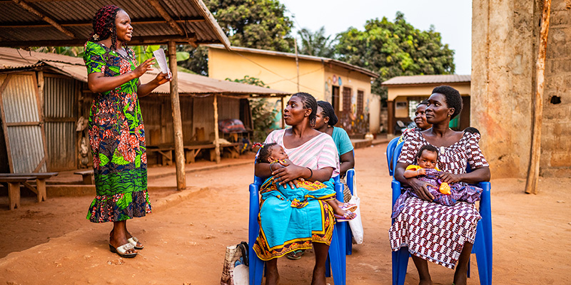 Een groep moeders krijgt training van een projectmedewerker op een project in Togo. 