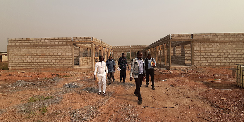 Een schoolgebouw in Ghana in aanbouw.