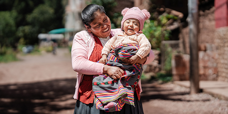 Moeder Celia uit Peru houdt haar dochter Rubi vast. 