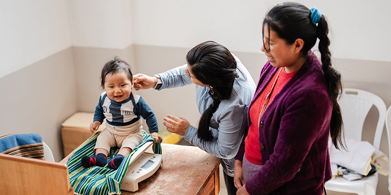 Yimi uit Peru wordt gewogen in een Moeder- en babyproject in Peru.