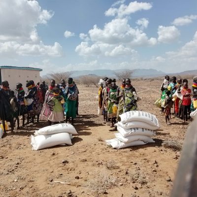 Distributie van voedselpakketten in Noord-Kenia