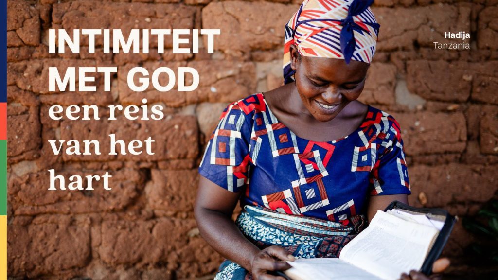 Hadija uit Tanzania leest uit haar bijbel.