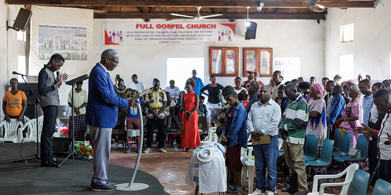 Een kerkdienst in de Full Gospel Church in Kampala, Uganda. 