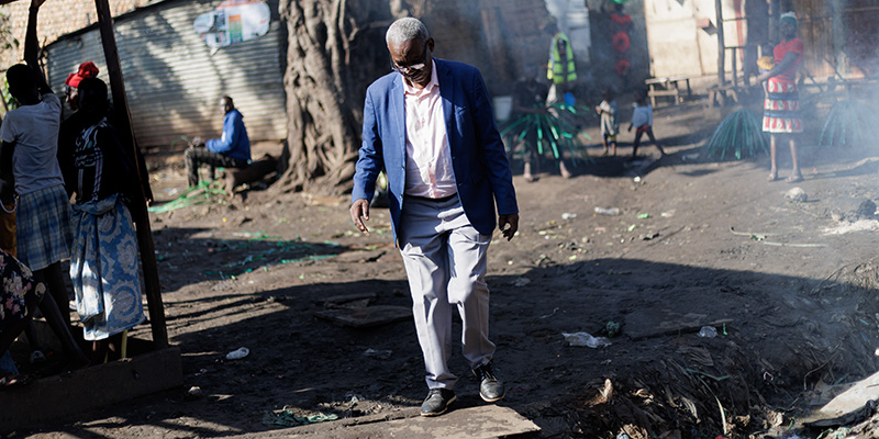 Pastor Paul loopt door de sloppenwijk Katwe in Uganda.