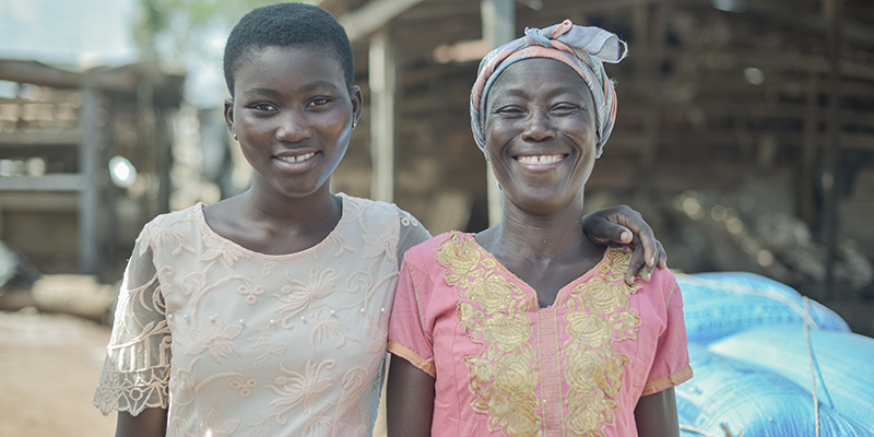Felicia uit Togo kijkt samen met haar moeder lachend in de camera.