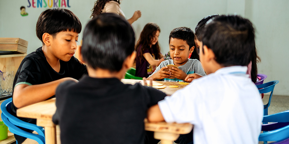 Anderson uit Guatemala met zijn vrienden op het Compassion-project.