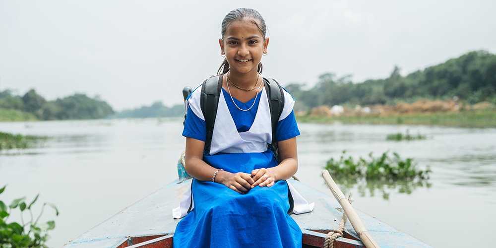 Anonna uit Bangladesh zit in een boot.
