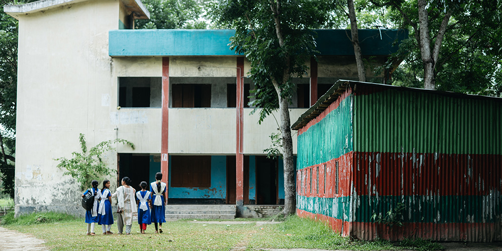Een groep meisjes uit Bangladesh loopt de school binnen.