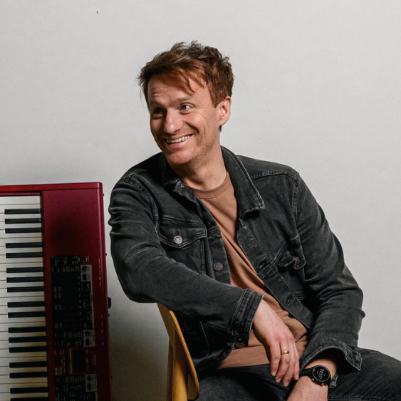 Jafeth Bekx bij piano