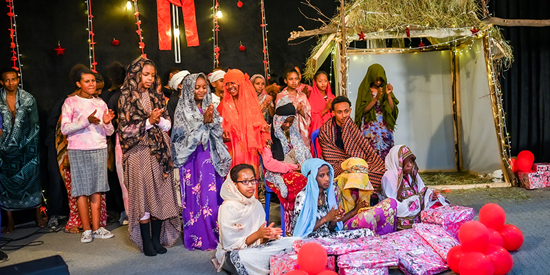 Kinderen van een Compassion-project in Indonesië voeren het kerstverhaal op. 