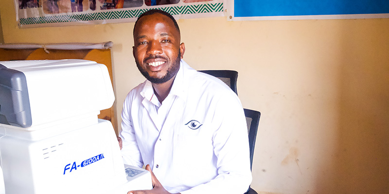 Oogarts Emmanuel uit Rwanda.